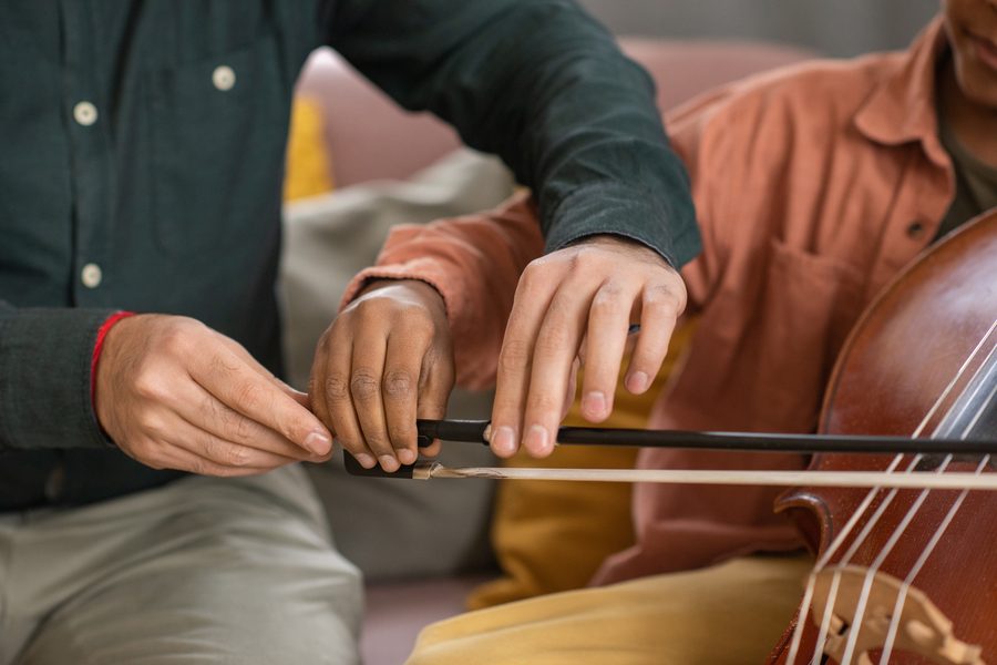 Cellounterricht – Lehrer und Schüler beim Cello lernen